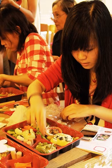 Ở xứ sở hoa anh đào, bento (弁当) là tên một món cơm hộp rất phổ biến. Hộp cơm Bento truyền thống thường bao gồm nhiều món được xếp gọn gàng trong một chiếc hộp hình chữ nhật có ngăn chia. Người dân Nhật thường mang theo bento để ăn khi có việc phải đi xa.