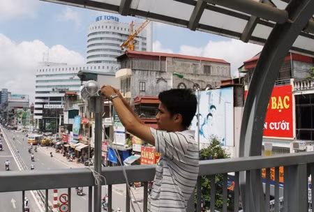 Trao đổi với phóng viên, người lắp đặt camera cho biết, là nhân viên của VOV giao thông. Mục đích của việc làm này nhằm ghi lại tình hình giao thông trên cầu vượt thép, tuy nhiên, chiếc camera mới được lắp đặt theo hình thức thử nghiệm.