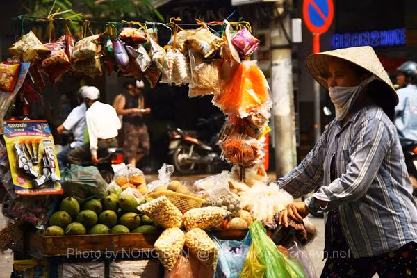 Tiếng ồn ào hàng quán buổi sáng thức dậy ở Sài Gòn. Ảnh minh họa: blog.ecom4vn.net.