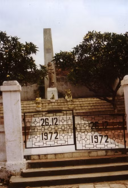 Đài tưởng niệm những nạn nhân của bom Mỹ trên phố Khâm Thiên ngày 26/12/1972 tạc dòng chữ "Khâm Thiên khắc sâu căm thù". Đài tưởng niệm những nạn nhân của bom Mỹ trên phố Khâm Thiên ngày 26/12/1972 tạc dòng chữ "Khâm Thiên khắc sâu căm thù".