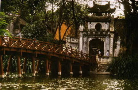 Cầu Thê Húc dẫn vào đền Ngọc Sơn. Cầu Thê Húc dẫn vào đền Ngọc Sơn.