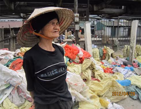 Bà Phải sống một mình ở cái xóm trọ nghèo dưới chân cầu Long Biên (Hà Nội) đã hơn 30 năm. Bà nhặt những cái bì rách, bẩn bán kiếm sống qua ngày. Mỗi cân bì, túi ấy chỉ bán được nghìn rưởi bạc, nhưng bà quyết không ăn xin. Bà bảo: "Còn chưa liệt, bà còn làm việc, khi nào không làm được nữa, bà sẽ trở về quê, với các cụ".