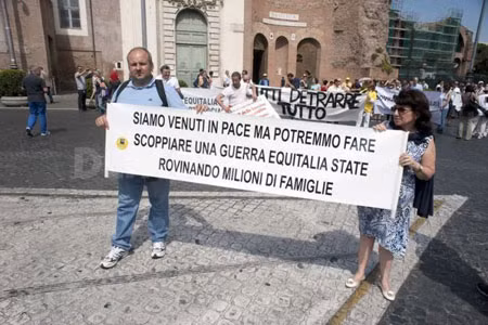 Nhiều người dân Italia phản đối mức thuế “ngất ngưởng” mà Equitalia áp đặt cho họ trong thời buổi kinh tế khó khăn do khủng hoảng. Nguồn: Internet. Nhiều người dân Italia phản đối mức thuế “ngất ngưởng” mà Equitalia áp đặt cho họ trong thời buổi kinh tế khó khăn do khủng hoảng. Nguồn: Internet.