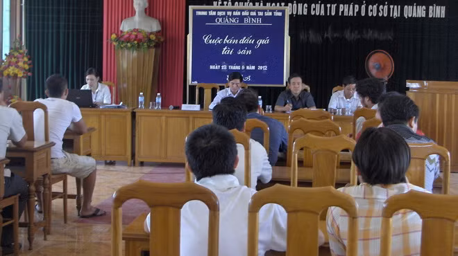 Phiên đấu giá lô gỗ sưa sáng 12/5. Ảnh: Lam Giang.