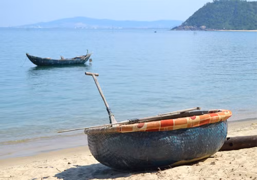 Đến Làng Vân bạn sẽ cảm nhận được tất cả vẻ hoang sơ của một làng chài xưa kia.