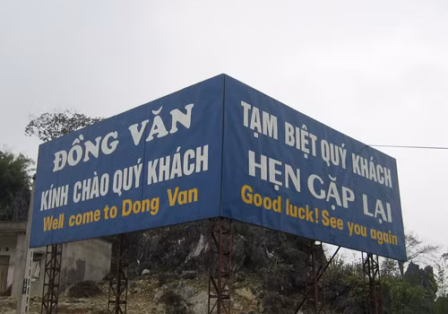 Các pano đặt vuông góc khiến du khách cảm giác như vừa được chào đón xong đã bị tiễn khách.