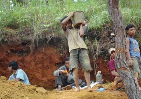 Một đại gia đình bắt đầu mở hầm vào núi và chị em, các bà mẹ sẽ đãi thiếc suối cạnh bên.