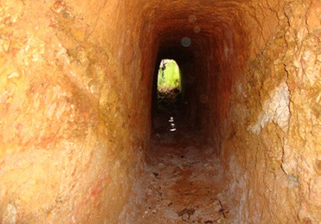 Theo hướng con đường mới đi từ Đà Lạt ra Nha Trang, cách thành phố Đà Lạt khoảng 30km, ta sẽ gặp một thị trấn nhỏ huyện Lạc Dương mà dân cư chủ yếu là người dân tộc thiểu số và rất ít người Kinh. Ảnh: Bên trong hang nhìn ra ngoài (hang rộng 80 cm, cao 1 m).