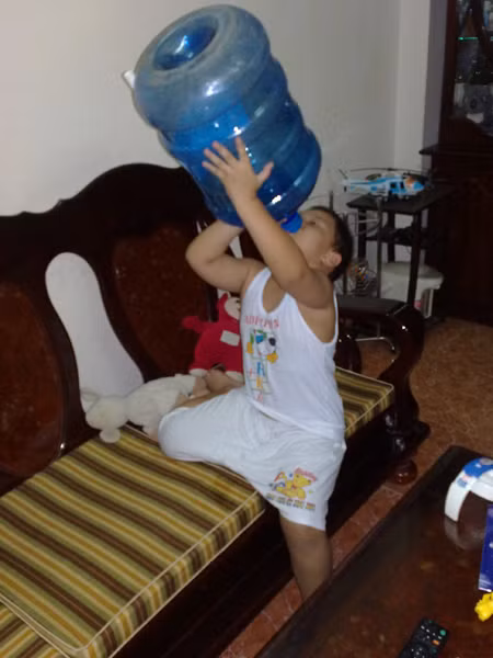 Cố tìm giọt nước cuối cùng.