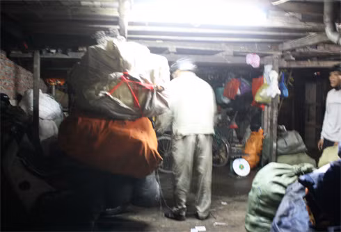 10h đêm, cuộc sống ở đây vẫn nhộn nhịp. Một số người chở những xe hàng nặng, cồng kềnh về. Số đông chị em khác thì lọ mọ đạp đi khắp các ngõ ngách Hà Nội nhặt rác, sang ngày hôm sau mới trở về. Không ngạc nhiên, khi bữa sáng của họ thường bắt đầu lúc 9h, và bữa tối vào lúc 1-2h đêm. 10h đêm, cuộc sống ở đây vẫn nhộn nhịp. Một số người chở những xe hàng nặng, cồng kềnh về. Số đông chị em khác thì lọ mọ đạp đi khắp các ngõ ngách Hà Nội nhặt rác, sang ngày hôm sau mới trở về. Không ngạc nhiên, khi bữa sáng của họ thường bắt đầu lúc 9h, và bữa tối vào lúc 1-2h đêm.