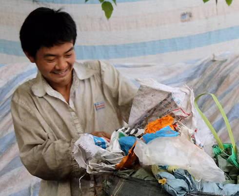 Người đàn ông này để vợ con lại vùng quê Thanh Hóa ra đây làm thuê cho một chủ vựa ve chai. Công việc chính của anh là giũ túi nilon cho hết rác rồi đóng vào bì, mỗi kg bán được 5.000 đồng. Người đàn ông này để vợ con lại vùng quê Thanh Hóa ra đây làm thuê cho một chủ vựa ve chai. Công việc chính của anh là giũ túi nilon cho hết rác rồi đóng vào bì, mỗi kg bán được 5.000 đồng.