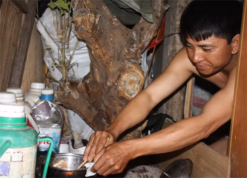 Ở xóm đồng nát bên cạnh, anh Thái (39 tuổi) làm nghề bán đồ điện cũ. Căn phòng của anh chỉ vừa đủ rải chiếu, còn bếp gas mini đặt... ngoài cửa. Dù vậy, anh tiết lộ vẫn phải hạn chế nấu gas tối đa, chỉ dùng củi để tiết kiệm. Ở xóm đồng nát bên cạnh, anh Thái (39 tuổi) làm nghề bán đồ điện cũ. Căn phòng của anh chỉ vừa đủ rải chiếu, còn bếp gas mini đặt... ngoài cửa. Dù vậy, anh tiết lộ vẫn phải hạn chế nấu gas tối đa, chỉ dùng củi để tiết kiệm.