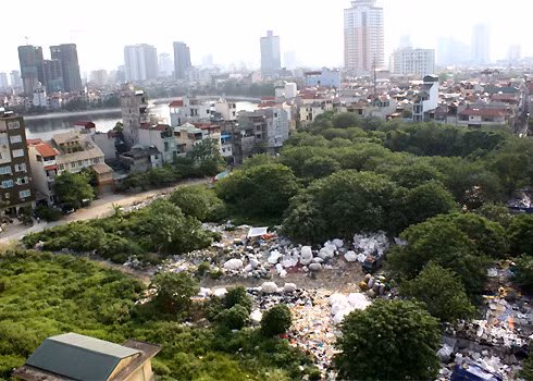 Bãi rác rộng hơn 1.000m2, nằm gần hồ Hoàng Cầu. Nó lọt thỏm giữa những khu nhà cao tầng, có rào chắn xung quanh, có bảo vệ nên người ngoài không biết đến sự tồn tại của "khu ổ chuột" này. Bãi rác rộng hơn 1.000m2, nằm gần hồ Hoàng Cầu. Nó lọt thỏm giữa những khu nhà cao tầng, có rào chắn xung quanh, có bảo vệ nên người ngoài không biết đến sự tồn tại của "khu ổ chuột" này.