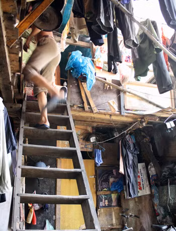 Trên căn gác xép này có gần chục phòng với khoảng 20 cư dân. Sinh hoạt của họ tối giản hết mức có thể, vắng mặt hoàn toàn đài đóm, tivi. Trên căn gác xép này có gần chục phòng với khoảng 20 cư dân. Sinh hoạt của họ tối giản hết mức có thể, vắng mặt hoàn toàn đài đóm, tivi.