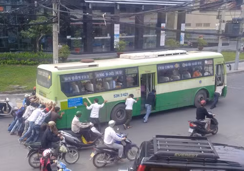 Xe buýt "thân thiện với môi trường" vì dùng sức người ở Sài Gòn. Ảnh: Nam