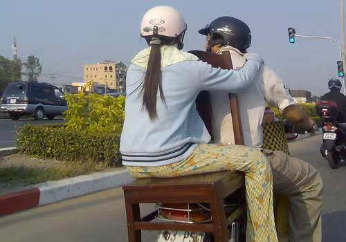 Cách ngồi của người phụ nữ này thật nguy hiểm, chụp tại TP.HCM. Ảnh: Hà Ngọc Sang.