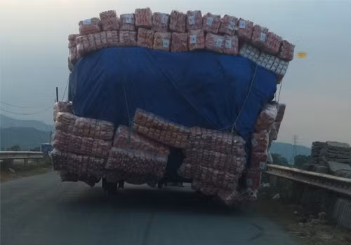 Xe tải siêu cồng kềnh chạy ngang nhiên trên đường. Ảnh: Tiến Khanh.