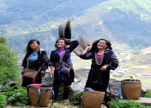 Phút nghỉ ngơi bên bìa rừng của những thiếu nữ Mông ở Sa Pa.