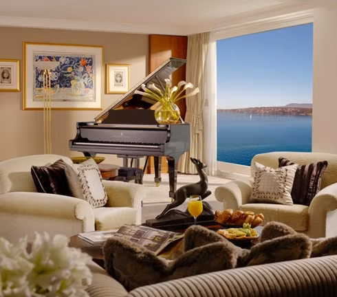 Căn hộ được bố trí thang máy riêng, đàn piano hiệu Steinway cùng hệ thống kết nối với một sân bay trực thăng. Căn hộ được bố trí thang máy riêng, đàn piano hiệu Steinway cùng hệ thống kết nối với một sân bay trực thăng.