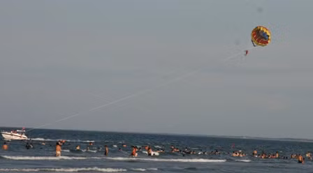 Biểu diễn dù bay trên biển tại chương trình "Đà Nẵng - Điểm hẹn mùa hè 2009". Ảnh: Văn Sơn-TTXVN Biểu diễn dù bay trên biển tại chương trình "Đà Nẵng - Điểm hẹn mùa hè 2009". Ảnh: Văn Sơn-TTXVN