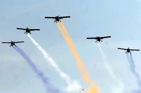 Các máy bay của không quân Pakistan tham gia một buổi trình diễn hồi năm 2005. Các máy bay của không quân Pakistan tham gia một buổi trình diễn hồi năm 2005.