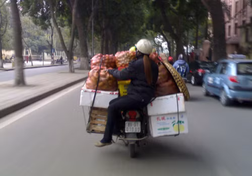 Chở hàng cồng kềnh trên đường Hoàng Diệu, Hà Nội. Ảnh: Thiên Hải.