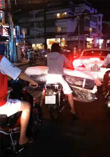 Chở hàng quá tải. Ảnh chụp tại ngã ba đường Cao Thắng - Võ Văn Tần Q3, TP.HCM. Ảnh: Nguyễn Thị Hồng Hải.