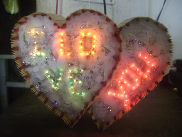 Những dòng chữ được ghép bằng bóng đèn nháy càng làm tăng thêm sự độc đáo của những món quà này