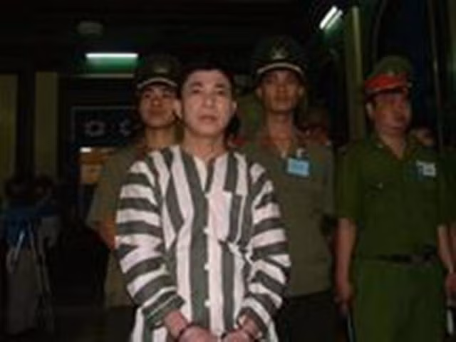 Nguyễn Đình Hoành (43 tuổi) cũng là một trùm ma túy xứ Nghệ nằm trong đường dây ma túy của trùm ma túy Hải “luận”. Không chỉ tự mình mua bán vận chuyển ma túy mà Hoảnh còn kéo cả con trai và một số người thân mình vào đường dây mua bán ma túy của minh. Nguyễn Đình Hoành (43 tuổi) cũng là một trùm ma túy xứ Nghệ nằm trong đường dây ma túy của trùm ma túy Hải “luận”. Không chỉ tự mình mua bán vận chuyển ma túy mà Hoảnh còn kéo cả con trai và một số người thân mình vào đường dây mua bán ma túy của minh.