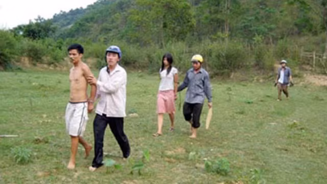 Hình ảnh Bà trùm ma túy Vi Thị Tú Anh (đi giữa) và đồng bọn bị bắt khi đang giao dịch ma tuý ở trong rừng.Vi Thị Tú Anh (SN 1988), trú bản Khe Líp, xã Yên Hòa, Tương Dương. Trời phú cho Tú Anh có gương mặt khá ưa nhìn, cơ thể “bốc lửa”. Tú Anh cũng bỏ học sớm, lười lao động, muốn giàu nhanh nên đã gia nhập "tập đoàn" ma tuý tại đỉnh Pù Lôm. Biết dùng sắc đẹp của mình quyến rũ các ông trùm, chẳng mấy chốc Tú Anh trở thành một nữ quái, cầm đầu đường dây buôn bán ma tuý xuyên quốc gia. Đàn em của Tú Anh đi đâu cũng mang súng, lựu đạn bên mình. Hình ảnh Bà trùm ma túy Vi Thị Tú Anh (đi giữa) và đồng bọn bị bắt khi đang giao dịch ma tuý ở trong rừng.Vi Thị Tú Anh (SN 1988), trú bản Khe Líp, xã Yên Hòa, Tương Dương. Trời phú cho Tú Anh có gương mặt khá ưa nhìn, cơ thể “bốc lửa”. Tú Anh cũng bỏ học sớm, lười lao động, muốn giàu nhanh nên đã gia nhập "tập đoàn" ma tuý tại đỉnh Pù Lôm. Biết dùng sắc đẹp của mình quyến rũ các ông trùm, chẳng mấy chốc Tú Anh trở thành một nữ quái, cầm đầu đường dây buôn bán ma tuý xuyên quốc gia. Đàn em của Tú Anh đi đâu cũng mang súng, lựu đạn bên mình.