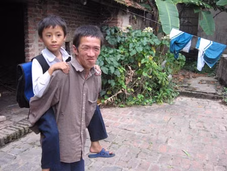 Hai bố con Thế chuẩn bị hành trình đến trường. Hai bố con Thế chuẩn bị hành trình đến trường.