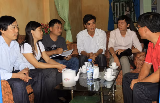 Thành viên Hathanh Photoraphy ngồi trò chuyện với Ban Giám Hiệu trường PTCS Suối Quyền Thành viên Hathanh Photoraphy ngồi trò chuyện với Ban Giám Hiệu trường PTCS Suối Quyền