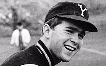 Cựu Tổng thống Mỹ George W. Bush là một cựu sinh viên Đại học Yale Cựu Tổng thống Mỹ George W. Bush là một cựu sinh viên Đại học Yale
