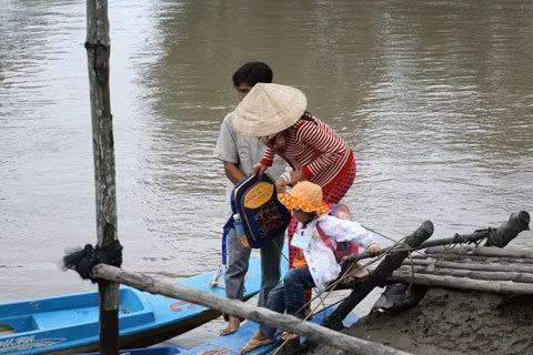 Những học sinh lớn hơn có thể tự lên xuống xuồng nhưng không thể khẳng định an toàn khi không hề có bất cứ phương tiện cứu sinh nào trên người cũng như trên xuồng. Những học sinh lớn hơn có thể tự lên xuống xuồng nhưng không thể khẳng định an toàn khi không hề có bất cứ phương tiện cứu sinh nào trên người cũng như trên xuồng.