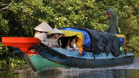 Chiếc xuồng này được chủ thiết kế chuyên đưa đón học sinh hàng ngày. Chiếc xuồng này được chủ thiết kế chuyên đưa đón học sinh hàng ngày.