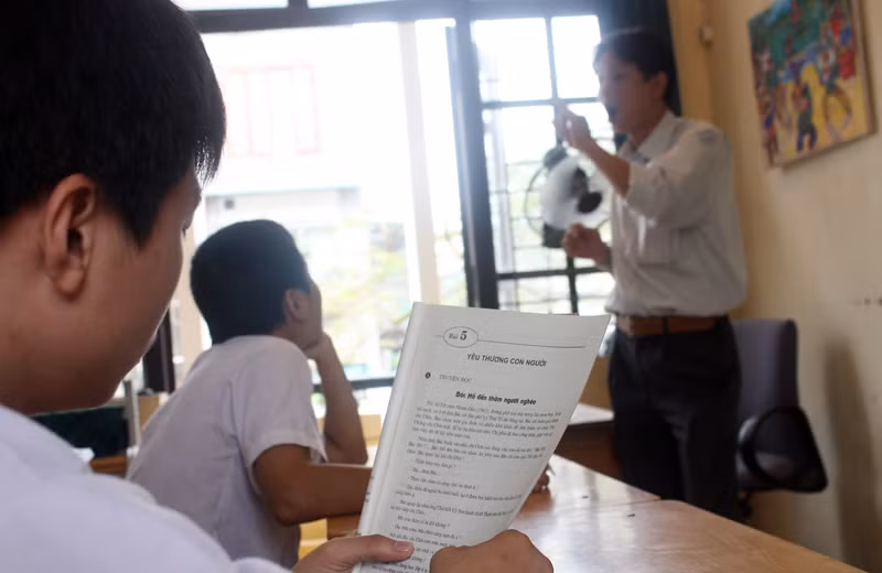 Việc giao tiếp đã khó khăn, nhưng giảng dạy còn gặp khó khăn hơn nhiều vì giáo trình các em học là giáo trình chung của Bộ. Tuy nhiên, đã được giảm bớt nội dung.