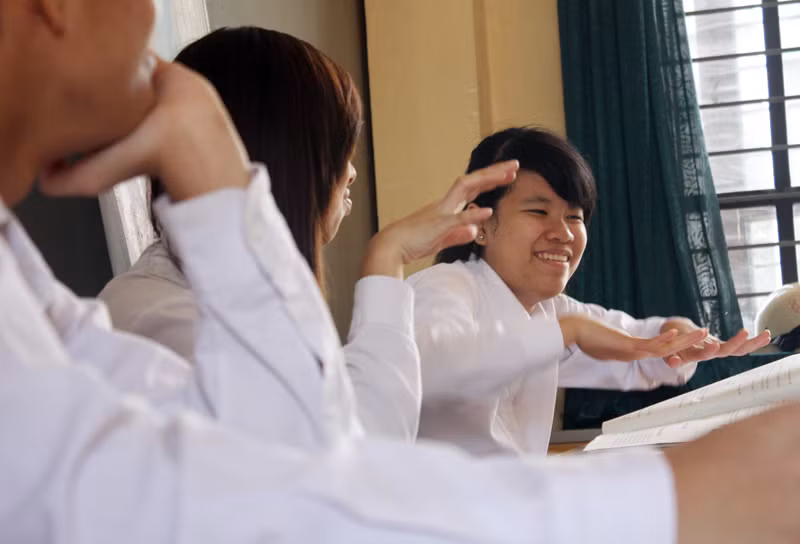 Cũng như lớp học bình thường khác, các em ở lớp học đặc biệt này trao đổi bài giảng rất sôi nổi, bằng cách rất đặc biệt của mình.