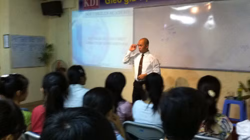 “Diễn giả” Trần Văn Hưng, phó giám đốc điều hành Học viện đào tạo kỹ năng mềm KDI - Việt Nam, giảng về kỹ năng mềm chiều 7.10 - Ảnh: Thuận Thắng