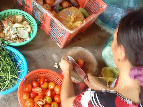 Những nguyên liệu ôi thiu được chế biến thành thức ăn để bán cho khách Những nguyên liệu ôi thiu được chế biến thành thức ăn để bán cho khách