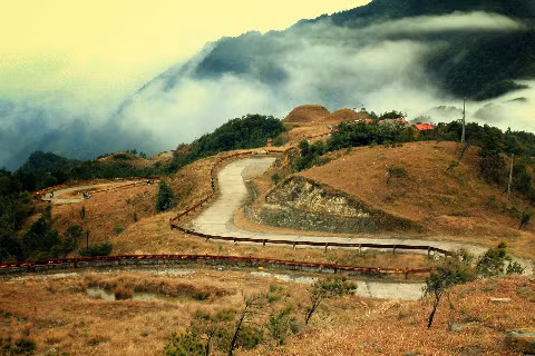 Mây luồn trên những” đường cong” làm mê đắm lòng người. Mây luồn trên những” đường cong” làm mê đắm lòng người.