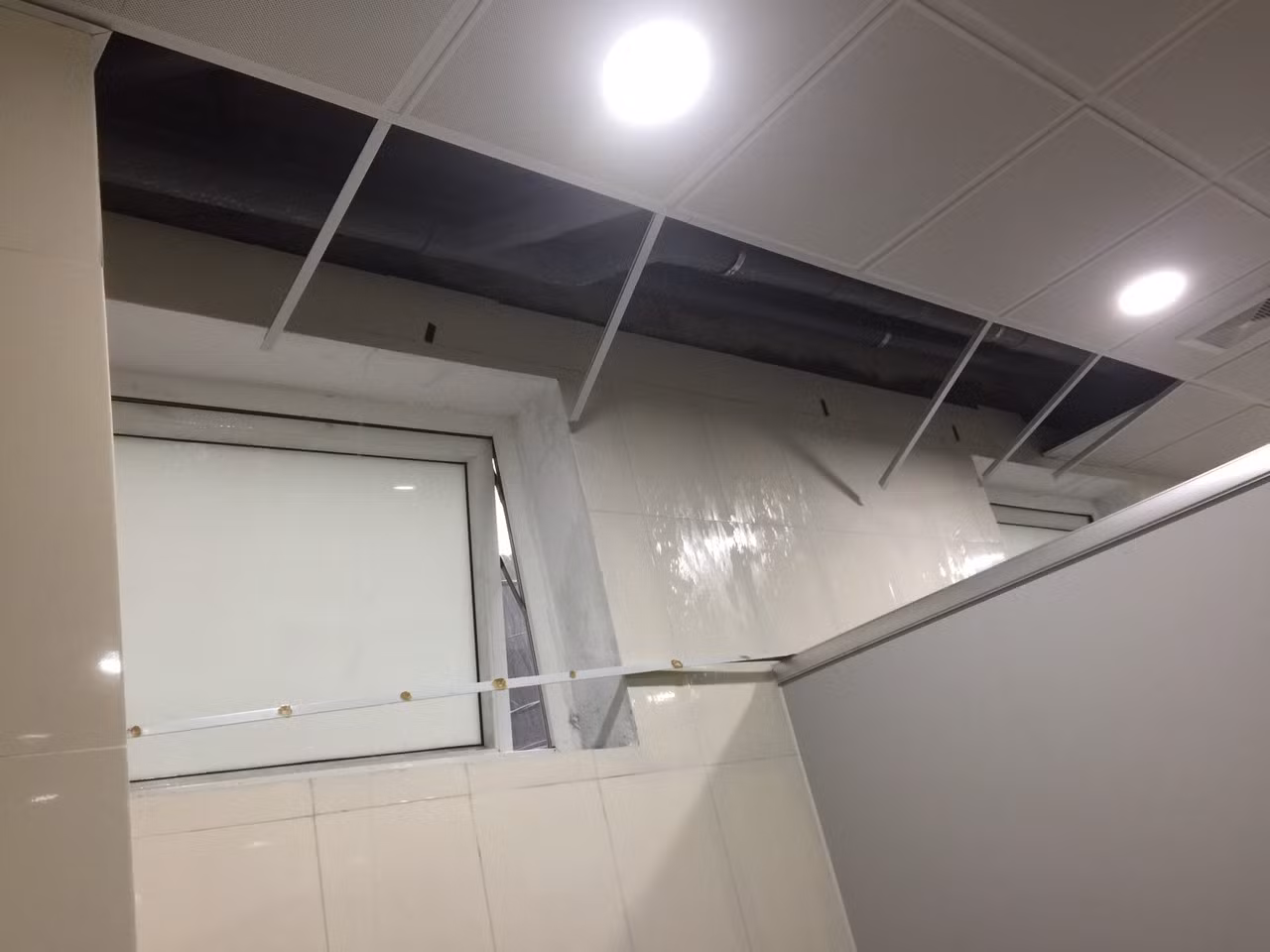 Nhiều tấm ốp trần khu nhà vệ sinh cho học sinh Trường Tiểu học Đại Kim rơi xuống sàn nhà, bệ rửa tay, rửa mặt của học sinh. Ảnh: NVCC. Nhiều tấm ốp trần khu nhà vệ sinh cho học sinh Trường Tiểu học Đại Kim rơi xuống sàn nhà, bệ rửa tay, rửa mặt của học sinh. Ảnh: NVCC.