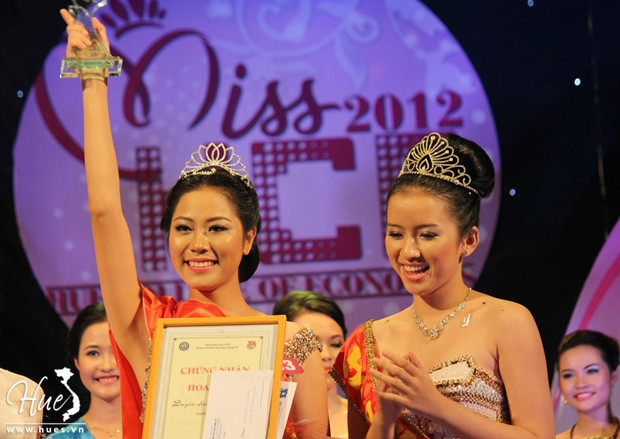 Nguyễn Thị Như Ý - Nữ sinh có gương mặt khả ái nhất cũng đăng quang Hoa khôi HCE 2012. >>Nhan sắc ngọt ngào của Hoa khôi Bích Khanh >>Ngẩn ngơ trước nhan sắc của Mỹ Nhân >> Ngắm vẻ đẹp căng tràn của Lê Hoàng Bảo Trân >>Thục Vy - Á khôi cực xinh trên đất Sài thành >>NGẮM NHAN SẮC MẶN MÀ CỦA HOA KHÔI PHẠM PHƯƠNG THẢO Vẻ đẹp ngọt ngào của hot girl Lilly Luta >> Hotgirl Thảo My "đốt cháy mùa đông" đón Noel