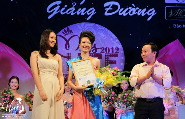Miss được khán giả bình chọn - Đặng Thị Linh Chi >>Nhan sắc ngọt ngào của Hoa khôi Bích Khanh >>Ngẩn ngơ trước nhan sắc của Mỹ Nhân >> Ngắm vẻ đẹp căng tràn của Lê Hoàng Bảo Trân >>Thục Vy - Á khôi cực xinh trên đất Sài thành >>NGẮM NHAN SẮC MẶN MÀ CỦA HOA KHÔI PHẠM PHƯƠNG THẢO >> NHAN SẮC YÊU KIỀU CỦA CÁC NỮ DOANH NHÂN TƯƠNG LAI >> Hotgirl Thảo My "đốt cháy mùa đông" đón Noel