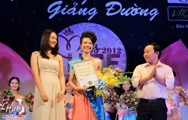 Miss được khán giả bình chọn - Đặng Thị Linh Chi >>Nhan sắc ngọt ngào của Hoa khôi Bích Khanh >>Ngẩn ngơ trước nhan sắc của Mỹ Nhân >> Ngắm vẻ đẹp căng tràn của Lê Hoàng Bảo Trân >>Thục Vy - Á khôi cực xinh trên đất Sài thành >>NGẮM NHAN SẮC MẶN MÀ CỦA HOA KHÔI PHẠM PHƯƠNG THẢO >> NHAN SẮC YÊU KIỀU CỦA CÁC NỮ DOANH NHÂN TƯƠNG LAI >> Hotgirl Thảo My "đốt cháy mùa đông" đón Noel Miss được khán giả bình chọn - Đặng Thị Linh Chi >>Nhan sắc ngọt ngào của Hoa khôi Bích Khanh >>Ngẩn ngơ trước nhan sắc của Mỹ Nhân >> Ngắm vẻ đẹp căng tràn của Lê Hoàng Bảo Trân >>Thục Vy - Á khôi cực xinh trên đất Sài thành >>NGẮM NHAN SẮC MẶN MÀ CỦA HOA KHÔI PHẠM PHƯƠNG THẢO >> NHAN SẮC YÊU KIỀU CỦA CÁC NỮ DOANH NHÂN TƯƠNG LAI >> Hotgirl Thảo My "đốt cháy mùa đông" đón Noel