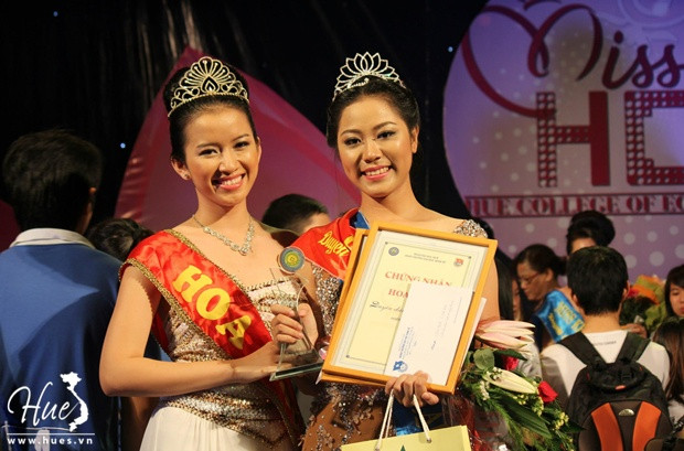 Miss HCE 2010 Phạm Hồng Lê Giang bên cạnh tân Hoa khôi. >>Nhan sắc ngọt ngào của Hoa khôi Bích Khanh >>Ngẩn ngơ trước nhan sắc của Mỹ Nhân >> Ngắm vẻ đẹp căng tràn của Lê Hoàng Bảo Trân >>Thục Vy - Á khôi cực xinh trên đất Sài thành >>NGẮM NHAN SẮC MẶN MÀ CỦA HOA KHÔI PHẠM PHƯƠNG THẢO Vẻ đẹp ngọt ngào của hot girl Lilly Luta >> NHAN SẮC YÊU KIỀU CỦA CÁC NỮ DOANH NHÂN TƯƠNG LAI