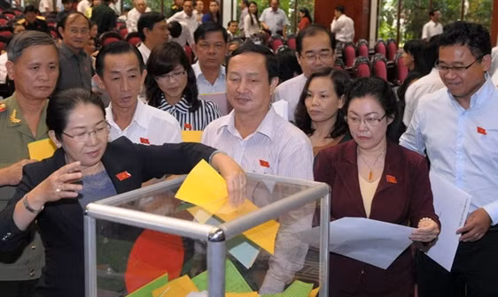 Việc tiến hành lấy phiếu tín nhiệm tại kỳ họp thứ 5 Quốc hội khóa 13 được đánh giá là một bước tiến quan trọng, đáp ứng lòng mong mỏi của cử tri cả nước.