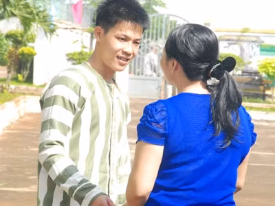 Phạm nhân Nguyễn Minh Quang nhận lời tha thứ từ bà Nguyễn Kim Oanh - mẹ nạn nhân.