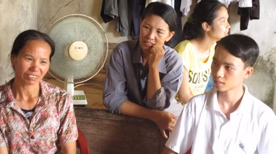 Thủ khoa Lê Đức Duẩn và mẹ (ngoài cùng bên trái) Thủ khoa Lê Đức Duẩn và mẹ (ngoài cùng bên trái)