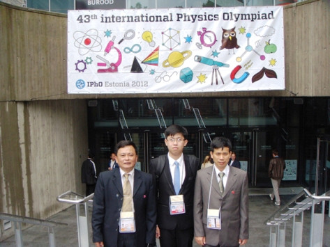 Ngô Phi Long (giữa) tại kỳ thi Olympic Vật Lý quốc tế 2012.