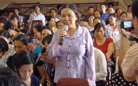Nhiều người dân tại Đường Lâm tỏ rõ sự bức xúc vì đời sống của họ bị bó buộc, trong khi các cấp chính quyền chưa có giải quyết thỏa đáng suốt 8 năm qua.
